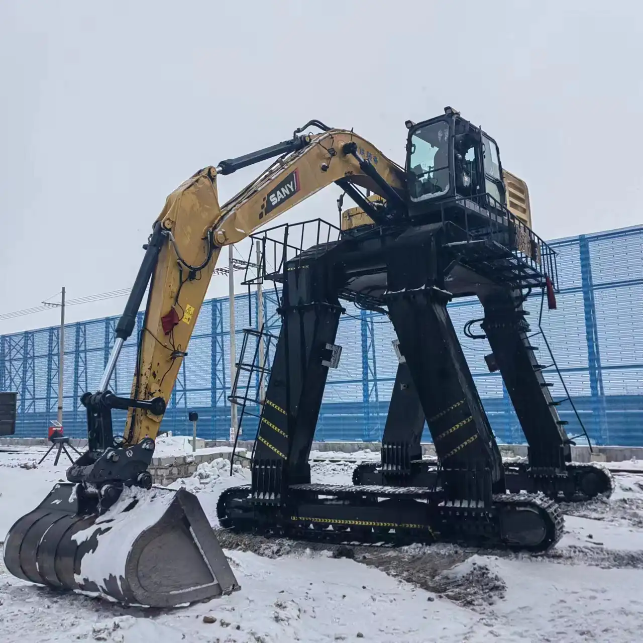 How do unloading train excavator long legs work?